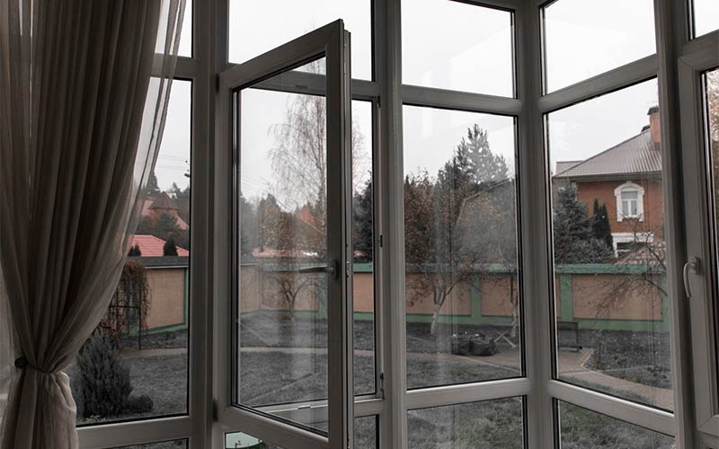 Кухня з французьким вікном всередені