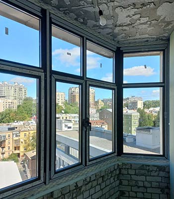 Doppelverglaste Eckfenster auf dem Balkon in der Küche
