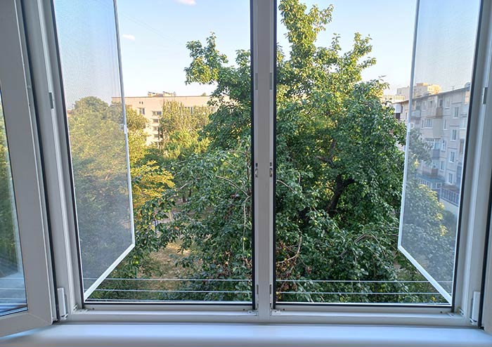 Merkmale der Verglasung und Lage der Fenster in einer Einzimmerwohnung