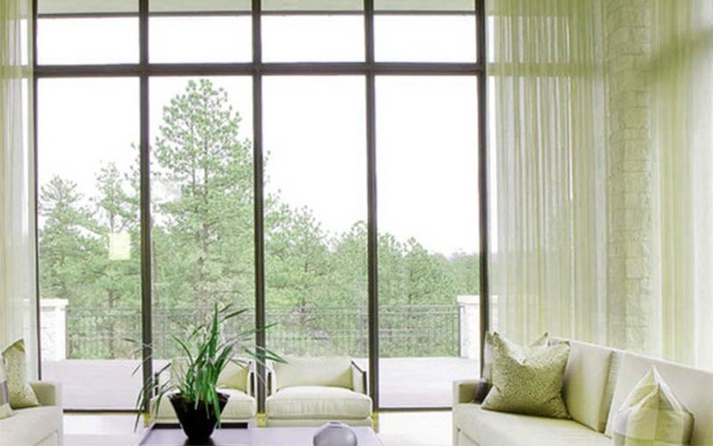 Panoramafenster vom Boden bis zur Decke mit Zugang zur Terrasse in einem Privathaus