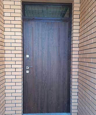 Isolierung von Metalltüren zur Straße