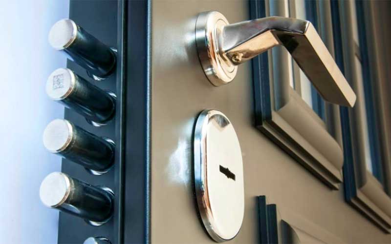 Isolierung der Eingangstür aus Metall zur Straße für das Haus
