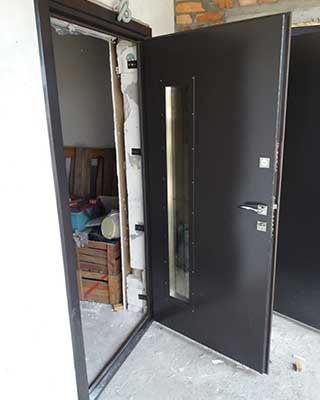 Insulation of the entrance metal door