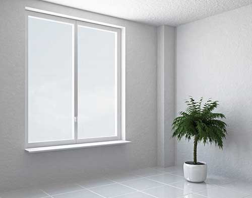 Die Fenster in der Wohnung sind aus Kunststoff und Aluminium