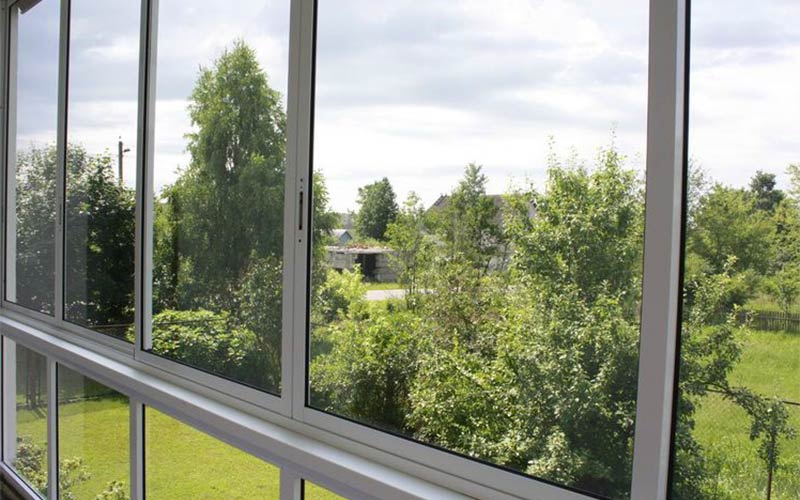 Алюмінієві розсувні системи на балкон як додаткова частина комфорту