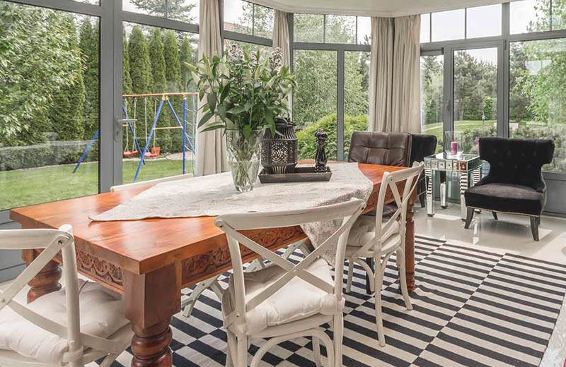 Hohe Kunststofffenster vom Boden bis zur Decke in der Küche für eine helle Küche